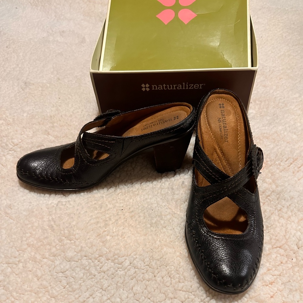 Naturalizer Quantina Black Leather Mules size 9 with a heel cute